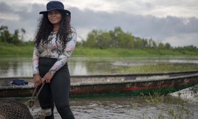 Yuvelis Morales posa durante un recorrido con pescadores por el río Magdalena. La joven activista colombiana Yuvelis Morales, que ha recibido este lunes el Premio Goldman Medioambiental correspondiente a América Central y del Sur por sus campañas contra el 'fracking' en su país, considera que esta lucha "es un compromiso no solamente con la vida futura, sino con la vida presente de las personas". EFE/ Christian Escobar Mora/Goldman Environmental Prize SOLO USO EDITORIAL/SOLO DISPONIBLE PARA ILUSTRAR LA NOTICIA QUE ACOMPAÑA (CRÉDITO OBLIGATORIO)