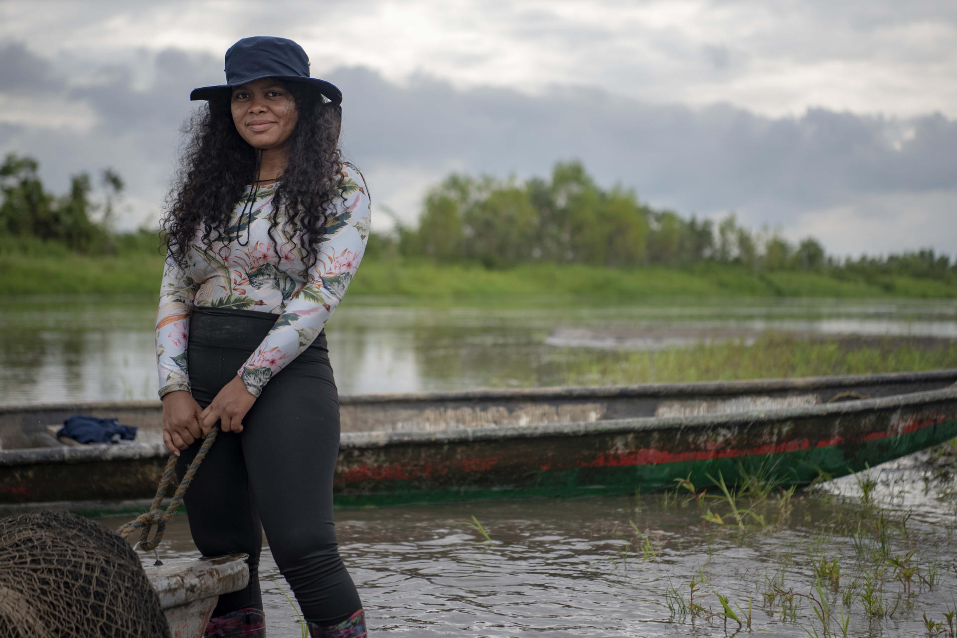 Yuvelis Morales posa durante un recorrido con pescadores por el río Magdalena. La joven activista colombiana Yuvelis Morales, que ha recibido este lunes el Premio Goldman Medioambiental correspondiente a América Central y del Sur por sus campañas contra el 'fracking' en su país, considera que esta lucha "es un compromiso no solamente con la vida futura, sino con la vida presente de las personas". EFE/ Christian Escobar Mora/Goldman Environmental Prize SOLO USO EDITORIAL/SOLO DISPONIBLE PARA ILUSTRAR LA NOTICIA QUE ACOMPAÑA (CRÉDITO OBLIGATORIO)