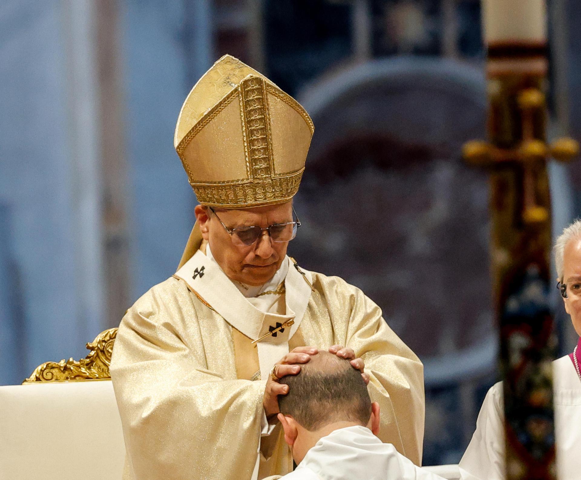El papa León XIV preside una misa con ordenaciones sacerdotales, en la Basílica de San Pedro, Ciudad del Vaticano, el 26 de abril de 2026. EFE/EPA/GIUSEPPE LAMI
