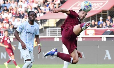 El jugador del Torino Giovanni Simeone (d) durante el partido de la Serie A que han jugado Torino FC e Inter Milan eb el Olímpico Grande Torino Stadium de Turín, Italia. EFE/EPA/ALESSANDRO DI MARCO