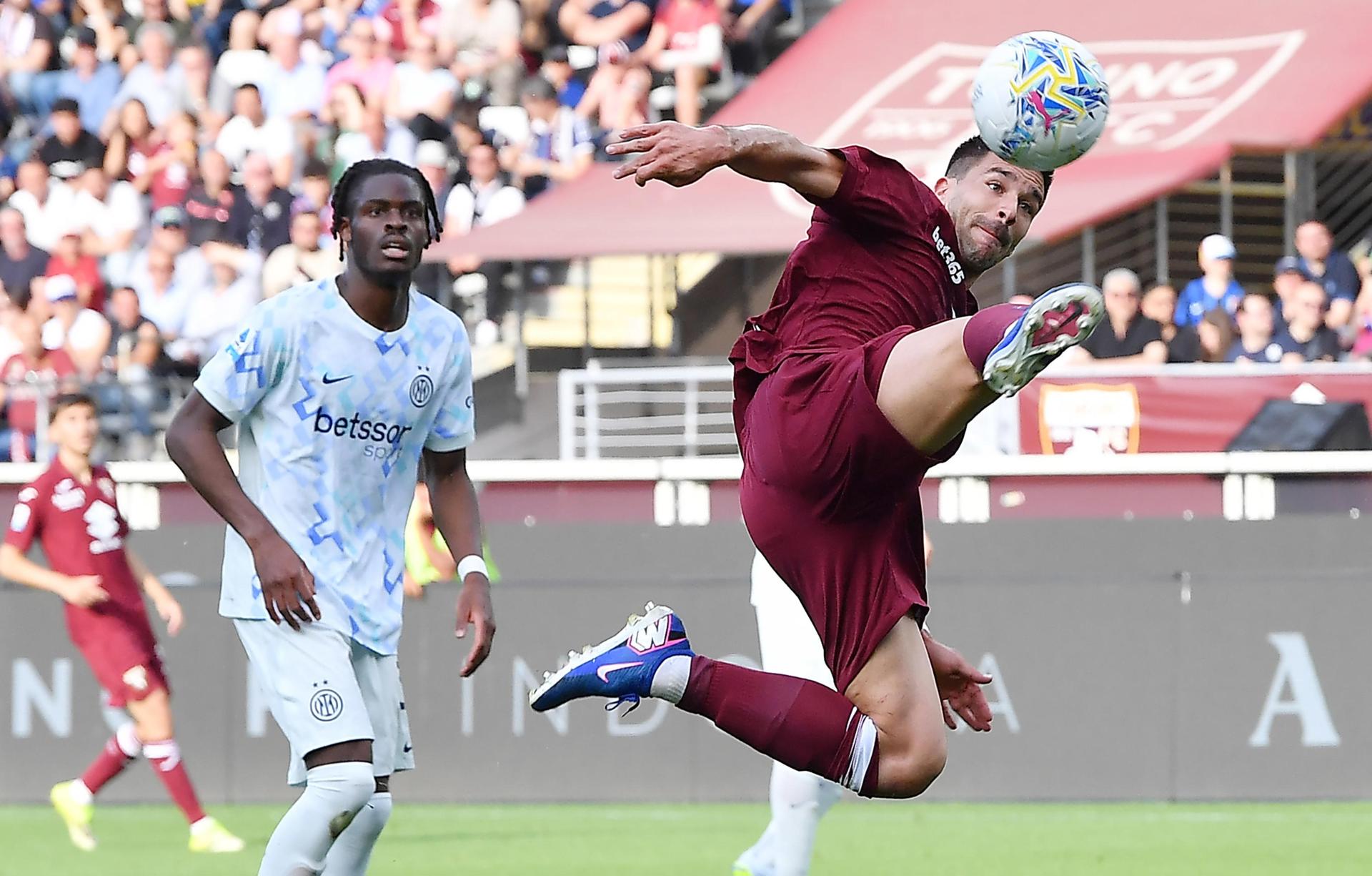 El jugador del Torino Giovanni Simeone (d) durante el partido de la Serie A que han jugado Torino FC e Inter Milan eb el Olímpico Grande Torino Stadium de Turín, Italia. EFE/EPA/ALESSANDRO DI MARCO