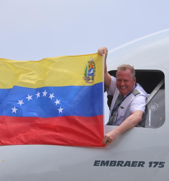Una persona sostiene una bandera de Venezuela durante el recibimiento de un avión de American Eagle que aterrizó en el Aeropuerto Internacional Simón Bolívar de Maiquetía (Venezuela). EFE/ Miguel Gutiérrez