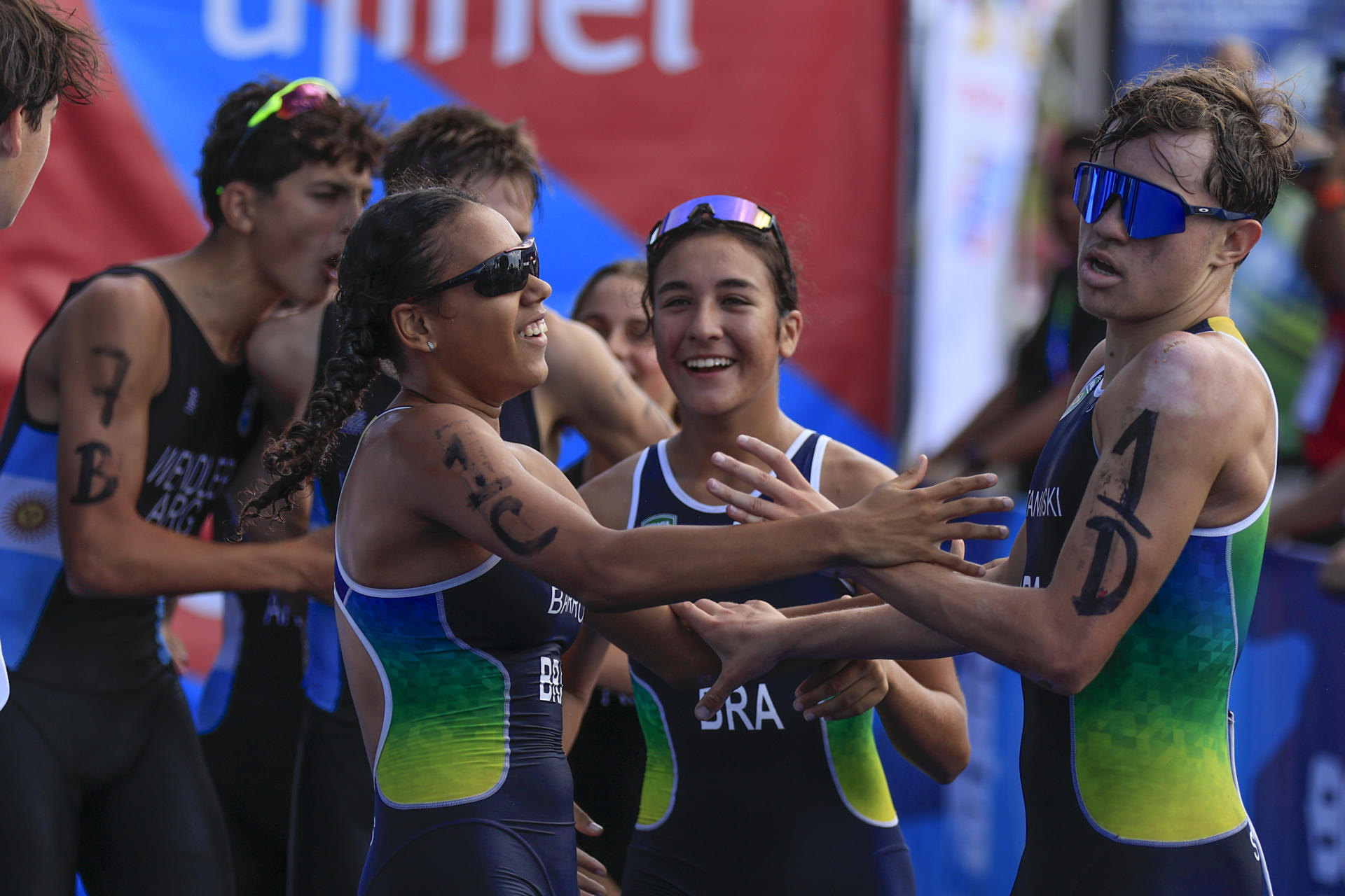 Integrantes del equipo de Brasil celebran tras ganar la medalla de plata en la final del Triatlón Relevos Mixtos durante los IV Juegos Suramericanos. EFE/ Bienvenido Velasco