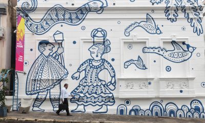 Un hombre camina frente al Centro Cultural de España Juan de Salazar, decorado con imágenes sobre la obra de la poetisa española Josefina Plá, este jueves en Asunción (Paraguay). EFE/ Juan Pablo Pino