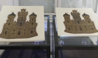 Dos bordados heráldicos del siglo XV asociados al Reino de Castilla expuestos en la casa Bonhams de París y que se subastarán el próximo 2 de julio en Londres por un valor estimado de entre 200.000 y 300.000 libras esterlinas (entre 230.000 y 345.000 euros al cambio de hoy). EFE/Edgar Sapiña Manchado