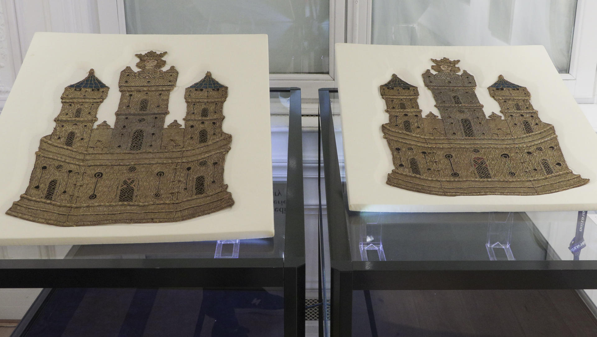 Dos bordados heráldicos del siglo XV asociados al Reino de Castilla expuestos en la casa Bonhams de París y que se subastarán el próximo 2 de julio en Londres por un valor estimado de entre 200.000 y 300.000 libras esterlinas (entre 230.000 y 345.000 euros al cambio de hoy). EFE/Edgar Sapiña Manchado