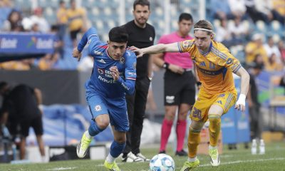 Omar Campos (i) de Cruz Azul disputa el balón con Marcelo Flores de Tigres durante un partido de la Liga MX entre Cruz Azul y Tigres en el estadio Cuauhtémoc, en Puebla (México). Imagen de archivo. EFE/ Hilda Ríos
