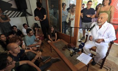 El escritor Leonardo Padura (d) habla durante la conferencia 'Cómo se escribe una novela', con el auspicio de La Academia Cubana de la Lengua y Aurelia Ediciones, este viernes, en La Habana (Cuba). EFE/ Ernesto Mastrascusa