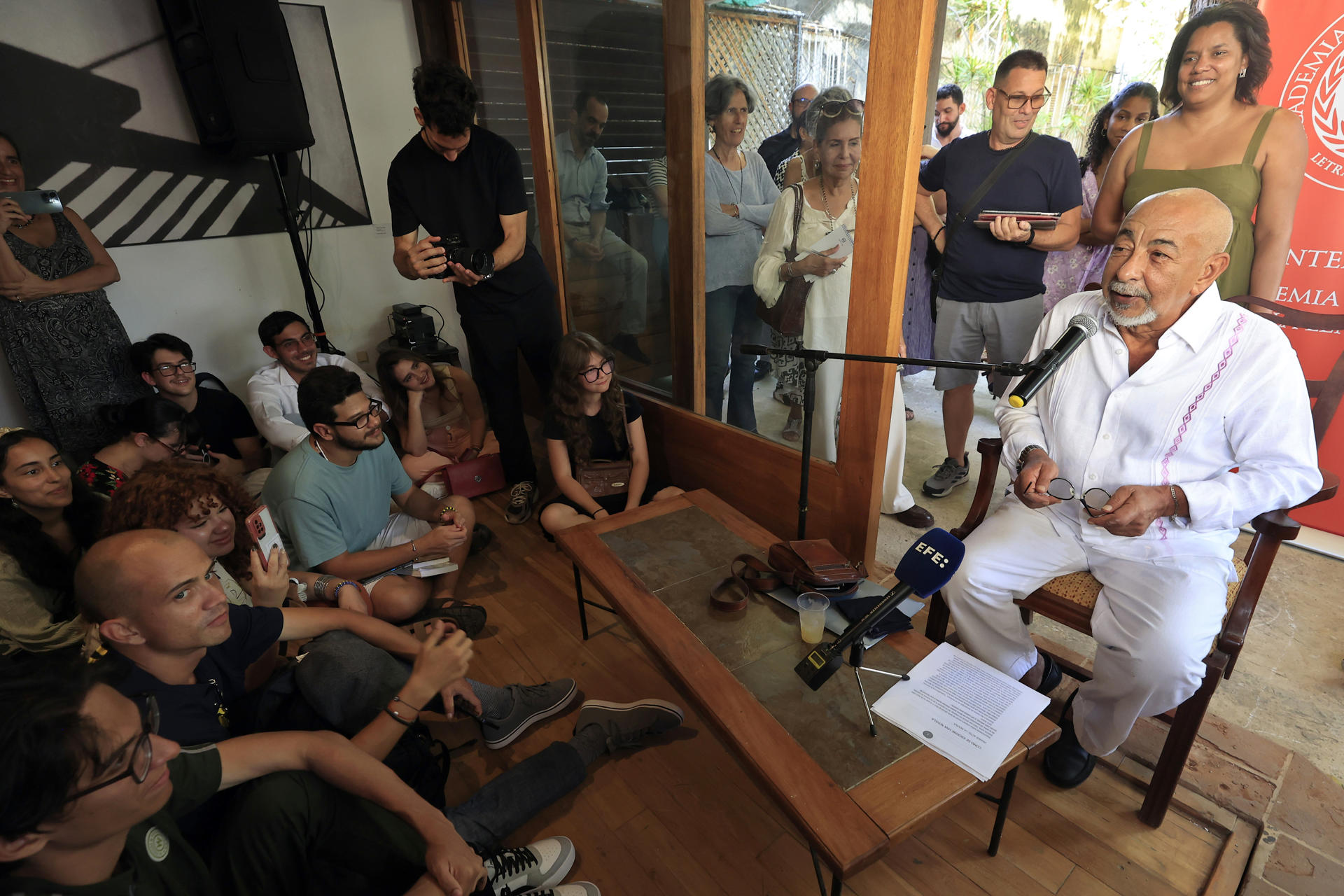 El escritor Leonardo Padura (d) habla durante la conferencia 'Cómo se escribe una novela', con el auspicio de La Academia Cubana de la Lengua y Aurelia Ediciones, este viernes, en La Habana (Cuba). EFE/ Ernesto Mastrascusa