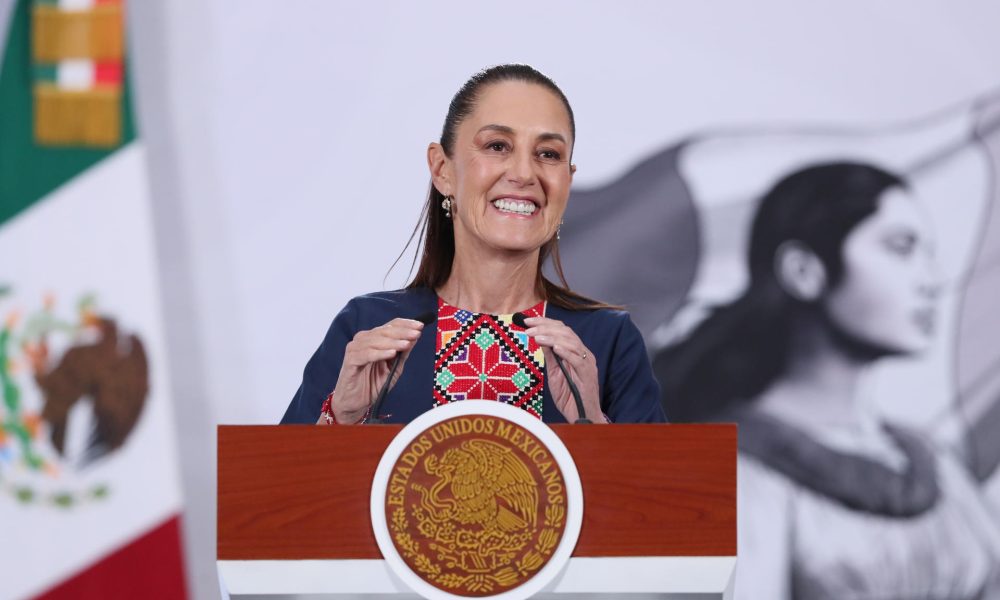 La presidenta de México, Claudia Sheinbaum, habla durante una rueda de prensa este martes en el Palacio Nacional de la Ciudad de México (México). EFE/Mario Guzmán