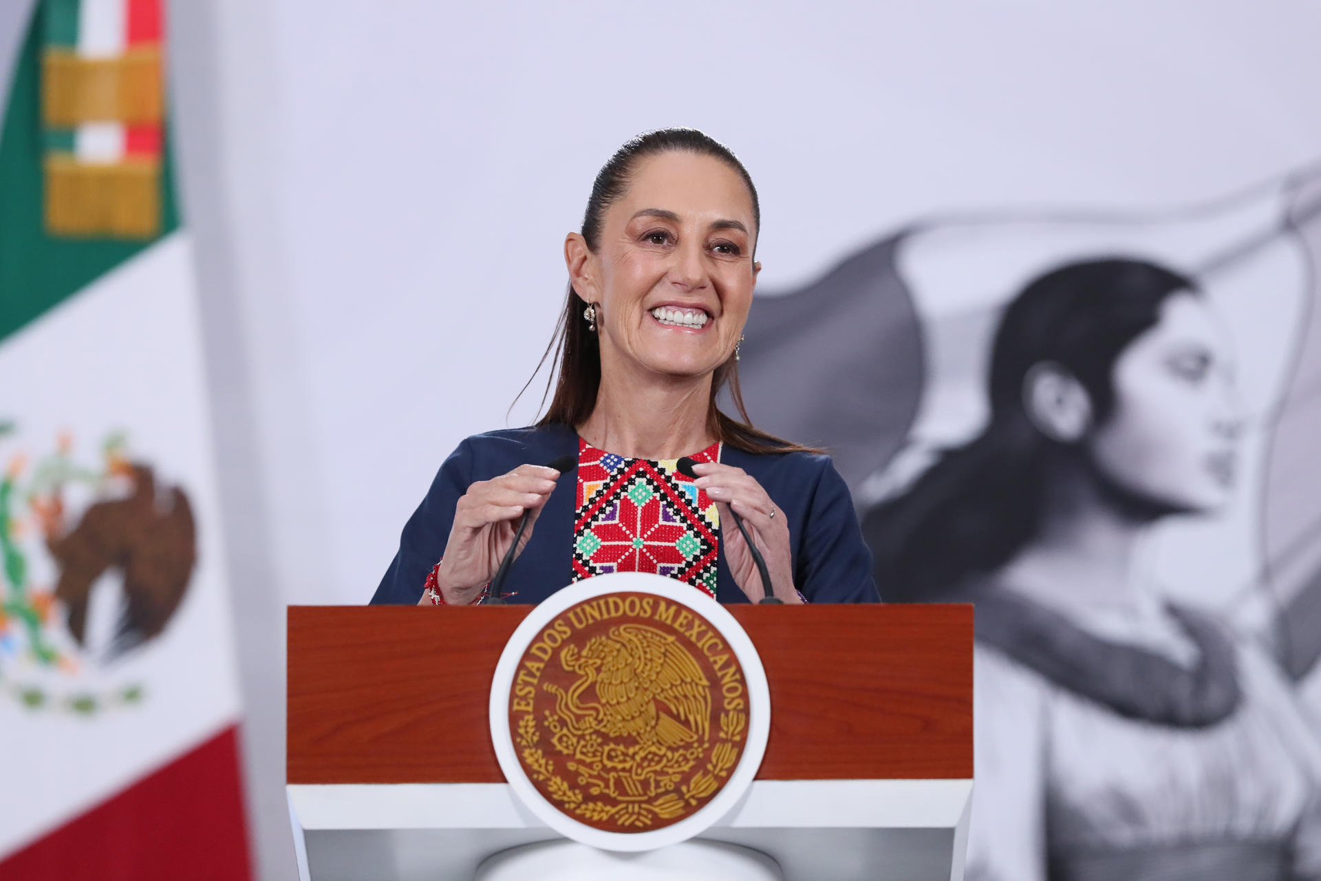 La presidenta de México, Claudia Sheinbaum, habla durante una rueda de prensa este martes en el Palacio Nacional de la Ciudad de México (México). EFE/Mario Guzmán