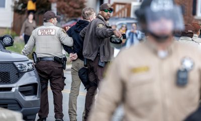 Fotografía de archivo del 10 de octubre 2025 de integrantes de la policía deteniendo a una persona durante una manifestación frente al centro de detención de ICE en Broadview, Illinois (Estados Unidos). EFE/EPA/ Cristobal Herrera-ulashkevich