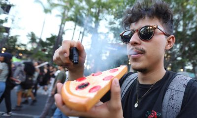Una persona fuma durante la ‘Marcha de la Marihuana’ en Guadalajara (México). Imagen de archivo. EFE/ Francisco Guasco