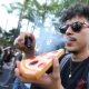 Una persona fuma durante la ‘Marcha de la Marihuana’ en Guadalajara (México). Imagen de archivo. EFE/ Francisco Guasco