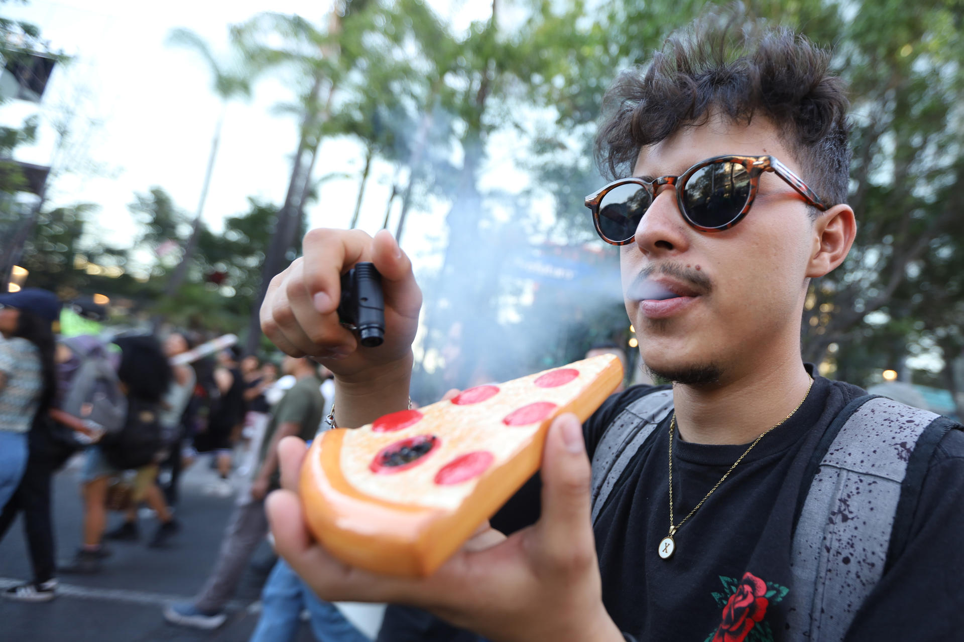 Una persona fuma durante la ‘Marcha de la Marihuana’ en Guadalajara (México). Imagen de archivo. EFE/ Francisco Guasco