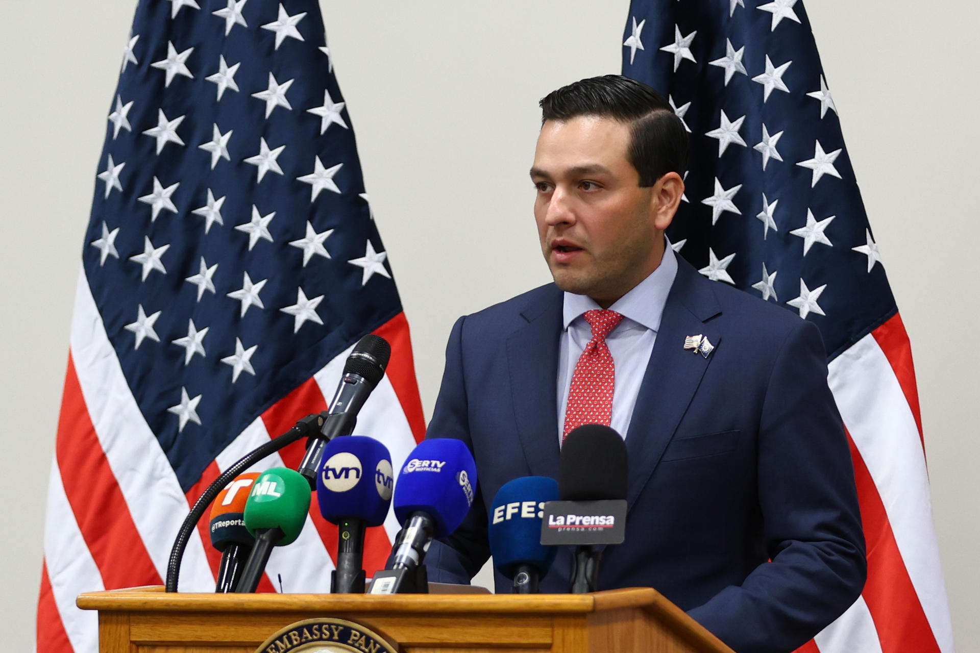 El embajador de Estados Unidos en Panamá, Kevin Cabrera, habla en una rueda de prensa en Ciudad de Panamá (Panamá). EFE/ Carlos Lemos