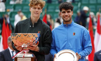 El español Carlos Alcaraz y el italiano Jannik Sinner tras la final del Masters 1000 de Montecarlo. EFE/EPA/SEBASTIEN NOGIER