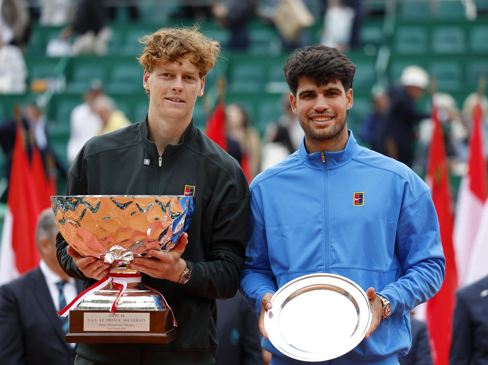 El español Carlos Alcaraz y el italiano Jannik Sinner tras la final del Masters 1000 de Montecarlo. EFE/EPA/SEBASTIEN NOGIER