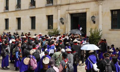 Indígenas de la etnia misak protestan por la expropiación de una parte de su territorio este martes, frente a la Cancillería de Colombia en Bogotá (Colombia). EFE/ Mauricio Dueñas Castañeda