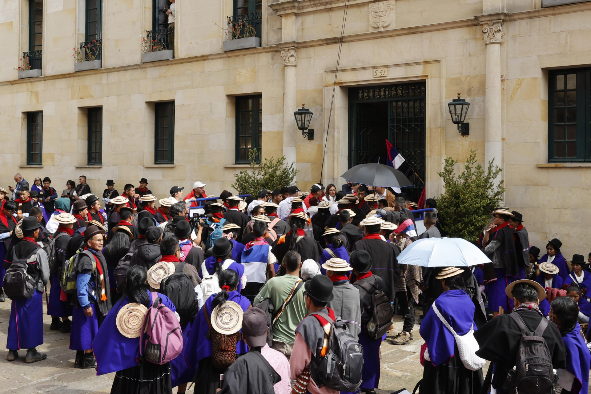 Indígenas de la etnia misak protestan por la expropiación de una parte de su territorio este martes, frente a la Cancillería de Colombia en Bogotá (Colombia). EFE/ Mauricio Dueñas Castañeda