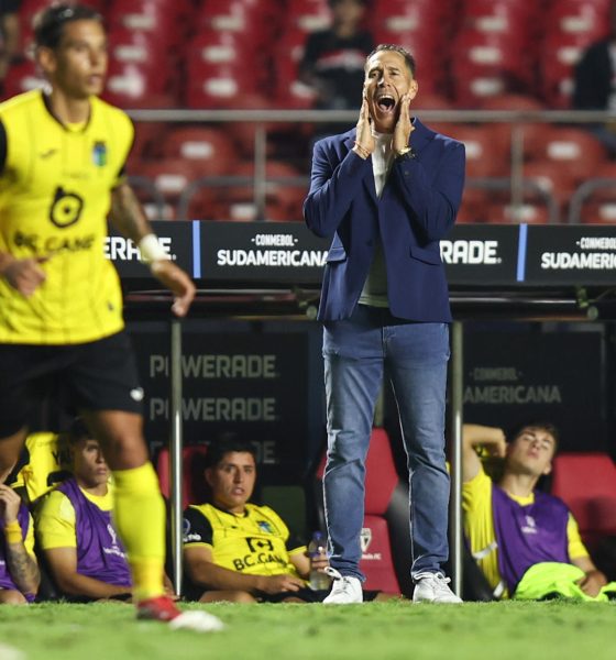 El entrenador de O'Higgins, Lucas Bovaglio, pide un mejor posicionamiento defensivo de sus jugadores durante el partido de la segunda jornada de la fase de grupos de la Copa Sudamericana que perdieron este martes por 2-0 ante Sao Paulo en el estadio Morumbi. EFE/ Isaac Fontana