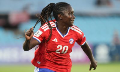 Mary Valencia, de Chile, celebra un gol en un partido de la Liga de Naciones Femenina entre Uruguay y Chile en el estadio Centenario en Montevideo (Uruguay). EFE/Gastón Britos