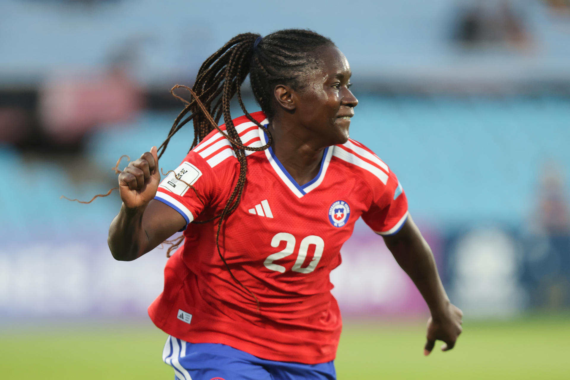 Mary Valencia, de Chile, celebra un gol en un partido de la Liga de Naciones Femenina entre Uruguay y Chile en el estadio Centenario en Montevideo (Uruguay). EFE/Gastón Britos