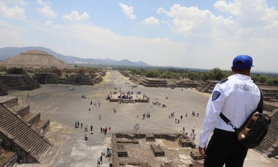 Un policía Estatal supervisa este miércoles en la Zona Arqueológica de Teotihuacán, en el Estado de México (México). EFE/Mario Guzmán