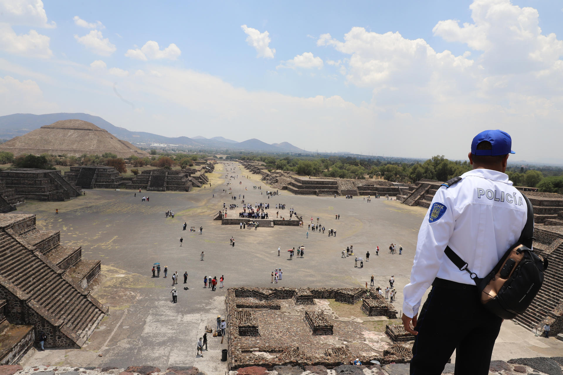 Un policía Estatal supervisa este miércoles en la Zona Arqueológica de Teotihuacán, en el Estado de México (México). EFE/Mario Guzmán
