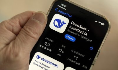 Fotografía de archivo de una persona sosteniendo un teléfono móvil con la aplicación china DeepSeek. EFE/ Salvatore Di Nolfi