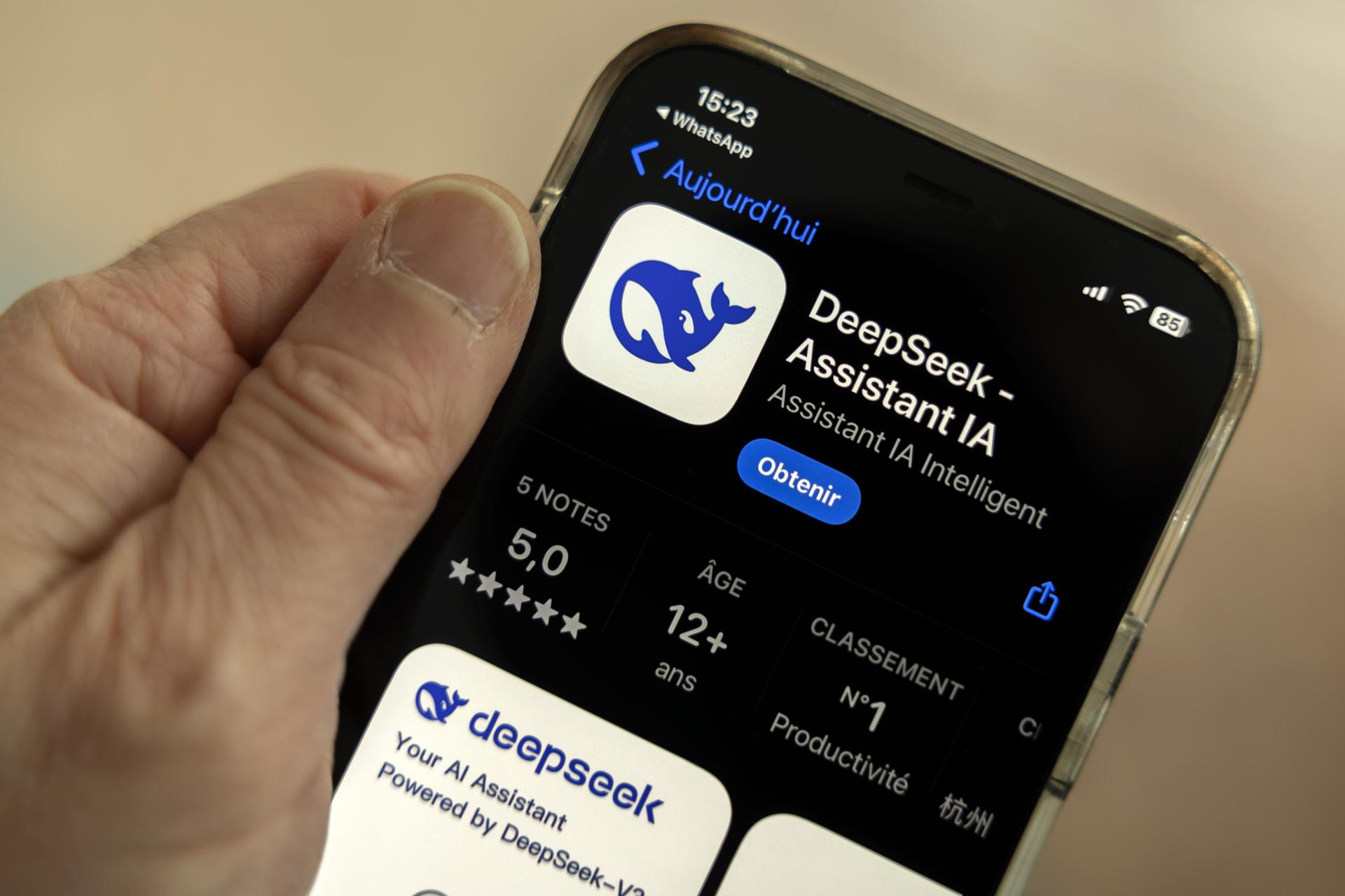 Fotografía de archivo de una persona sosteniendo un teléfono móvil con la aplicación china DeepSeek. EFE/ Salvatore Di Nolfi