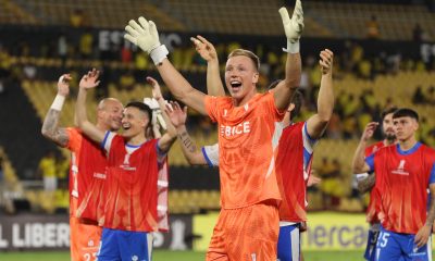 Jugadores de Universidad Católica celebran este miércoles el triunfo en Guayaquil por 1-2 sobre Barcelona en partido de la tercera jornada de la fase de grupos de la Copa Libertadores jugado en en el Estadio Monumental Banco Pichincha. EFE/ Jonathan Miranda Vanegas