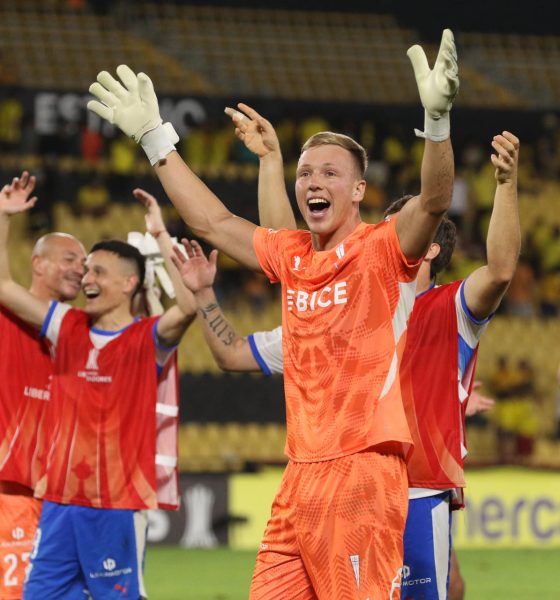 Jugadores de Universidad Católica celebran este miércoles el triunfo en Guayaquil por 1-2 sobre Barcelona en partido de la tercera jornada de la fase de grupos de la Copa Libertadores jugado en en el Estadio Monumental Banco Pichincha. EFE/ Jonathan Miranda Vanegas