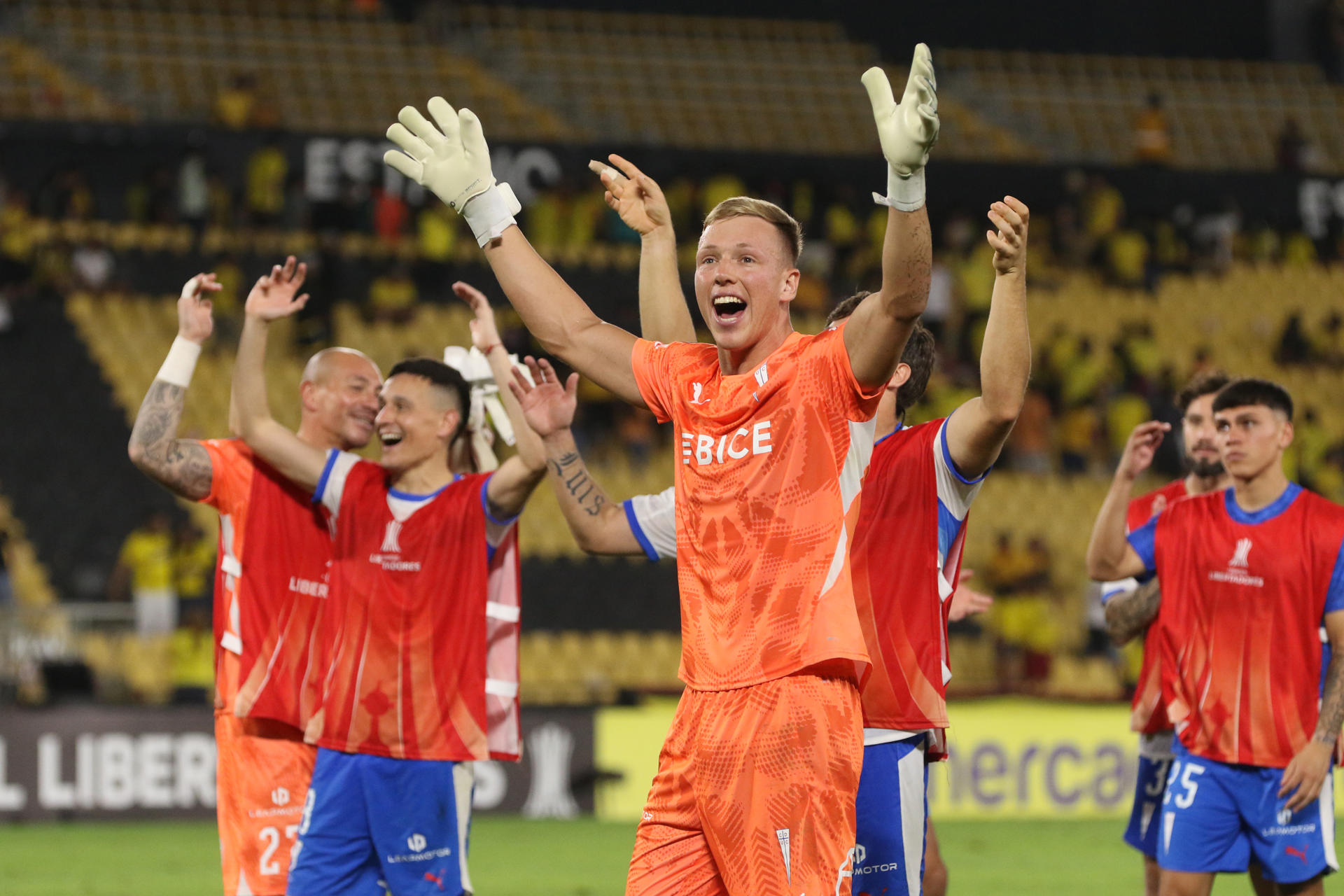 Jugadores de Universidad Católica celebran este miércoles el triunfo en Guayaquil por 1-2 sobre Barcelona en partido de la tercera jornada de la fase de grupos de la Copa Libertadores jugado en en el Estadio Monumental Banco Pichincha. EFE/ Jonathan Miranda Vanegas
