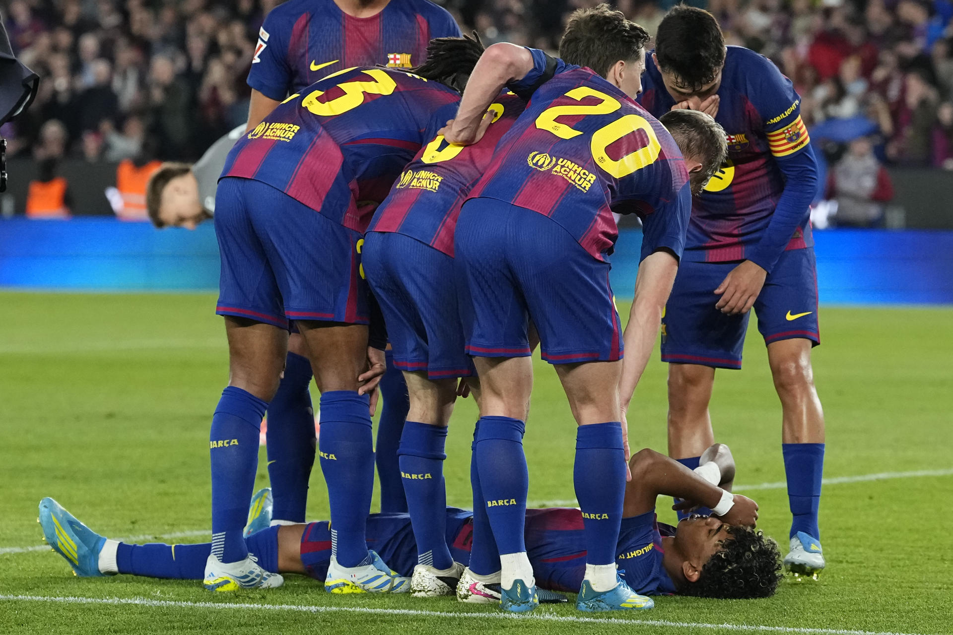 El delantero del FC Barcelona Lamine Yamal, en el momento de lesionarse durante el partido de la jornada 33 de LaLiga ante el Celta de Vigo. EFE/Enric Fontcuberta