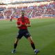 El delantero de Osasuna Raúl García celebra su gol durante el partido de la jornada 32 de LaLiga que Atlético Osasuna y Sevilla FC disputan este domingo en el estadio de El Sadar, en Pamplona. EFE/ Villar López