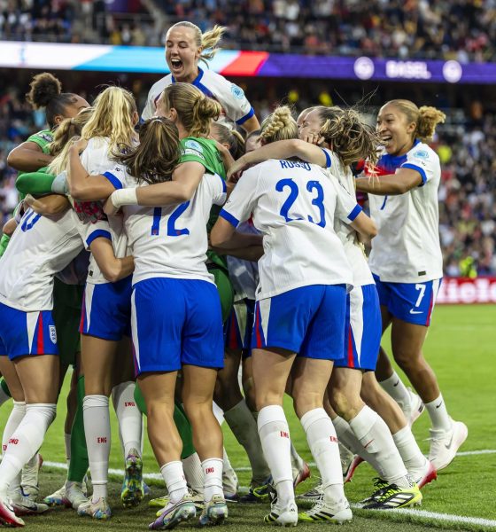 Fotografía de Michael Buholzer, en la que puede verse en una imagen de archivo del 27 de julio de 2025 a la selección de Inglaterra tras ganar la Eurocopa femenina, disputada en Suiza. EFE