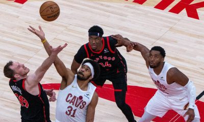 Jakob Pöltl (i), de los Raptors, disputa el balón con Jarrett Allen (c-i), de los Cavaliers, en un partido de la NBA entre Toronto Raptors y Cleveland Cavaliers en el Scotiabank Arena en Toronto (Canadá). EFE/Julio César Rivas