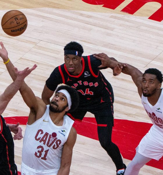 Jakob Pöltl (i), de los Raptors, disputa el balón con Jarrett Allen (c-i), de los Cavaliers, en un partido de la NBA entre Toronto Raptors y Cleveland Cavaliers en el Scotiabank Arena en Toronto (Canadá). EFE/Julio César Rivas