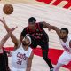 Jakob Pöltl (i), de los Raptors, disputa el balón con Jarrett Allen (c-i), de los Cavaliers, en un partido de la NBA entre Toronto Raptors y Cleveland Cavaliers en el Scotiabank Arena en Toronto (Canadá). EFE/Julio César Rivas