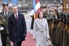 La presidenta de Moldavia, Maia Sandu (C), es recibida con honores militares por el presidente de Letonia, Edgars Rinkēvičs (2-L), antes de su reunión en Riga, Letonia, el 1 de abril de 2026. Sandu se encuentra en Letonia para fortalecer las alianzas de seguridad y acelerar la adhesión de Moldavia a la Unión Europea. (Letonia, Moldavia) EFE/EPA/TOMS KALNINS
