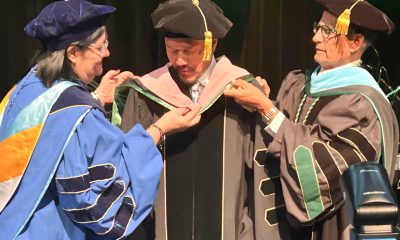 La vicepresidente de Asuntos Académicos de la Universidad Interamericana de Puerto Rico, Jacqueline Álvarez Peña (i), y el presidente de la institución, Rafael Ramírez Rivera (d), colocan la esclavina de doctor honoris causa al músico puertorriqueño Bobby Valentín, conocido como 'El rey del bajo' este jueves, en San Juan (Puerto Rico). EFE/ Jorge Muñiz