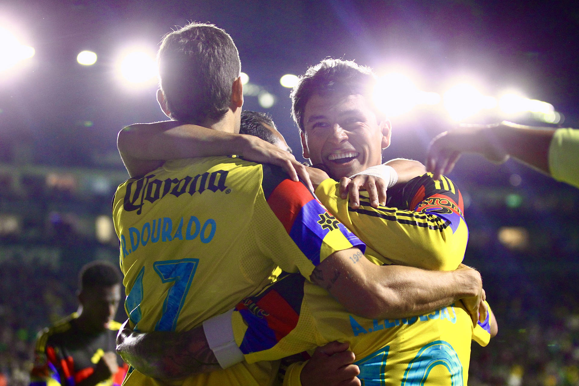 Jugadores de América celebran un gol este martes, en un partido de la Liga MX entre León y América en el estadio León en León (México). EFE/Luis Ramírez