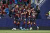 El delantero del Levante Iván Romero (2i) celebra tras anotar el primer gol del equipo durante el partido de LaLiga de fútbol entre el levante y el Sevilla, este jueves en el estadio Ciutat de Valencia. EFE/ Manuel Bruque
