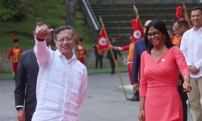El presidente de Colombia, Gustavo Petro (i), saluda junto a la presidenta encargada de Venezuela, Delcy Rodríguez (d), a su llegada al palacio de Miraflores este 24 de abril de 2026, para sostener una reunión centrada en la seguridad fronteriza y la cooperación bilateral, en Caracas (Venezuela). EFE/ Miguel Gutiérrez