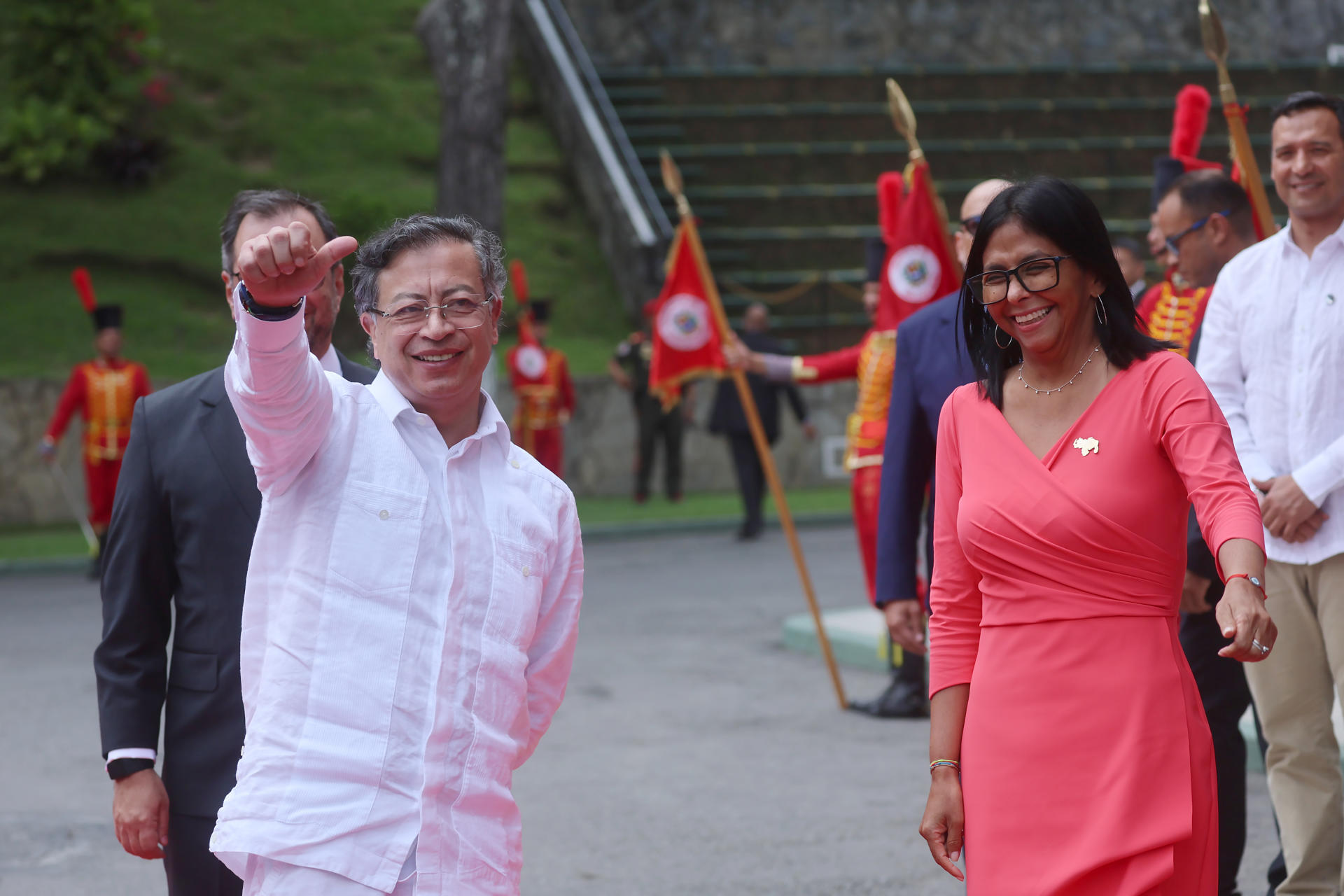 El presidente de Colombia, Gustavo Petro (i), saluda junto a la presidenta encargada de Venezuela, Delcy Rodríguez (d), a su llegada al palacio de Miraflores este 24 de abril de 2026, para sostener una reunión centrada en la seguridad fronteriza y la cooperación bilateral, en Caracas (Venezuela). EFE/ Miguel Gutiérrez