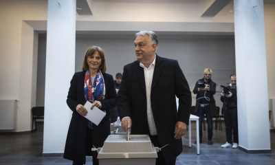 El primer ministro húngaro, Viktor Orban (d), candidato a la reelección por el partido gobernante Fidesz, y su esposa, Aniko Levai (i), depositan sus votos este domingo en Budapest en las elecciones generales de Hungría, en una foto facilitada por el Departamento General de Comunicación del Primer Ministro húngaro. EFE/EPA/AKOS KAISER/HUNGARIAN PM GENERAL DEPARTMENT OF COMMUNICATION 
 MATERIAL DE DISTRIBUCIÓN SOLO PARA USO EDITORIAL/NO VENTAS