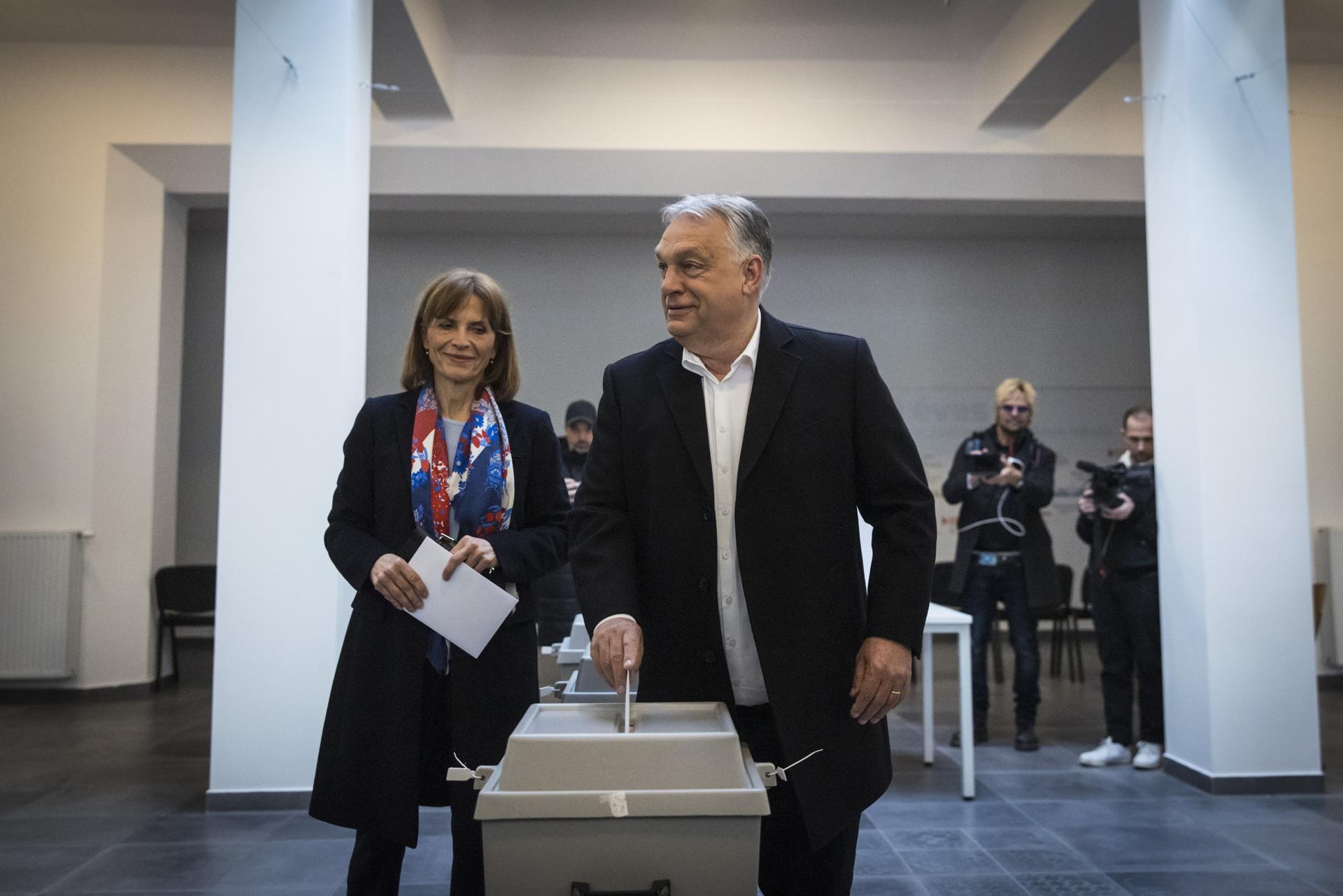 El primer ministro húngaro, Viktor Orban (d), candidato a la reelección por el partido gobernante Fidesz, y su esposa, Aniko Levai (i), depositan sus votos este domingo en Budapest en las elecciones generales de Hungría, en una foto facilitada por el Departamento General de Comunicación del Primer Ministro húngaro. EFE/EPA/AKOS KAISER/HUNGARIAN PM GENERAL DEPARTMENT OF COMMUNICATION 
 MATERIAL DE DISTRIBUCIÓN SOLO PARA USO EDITORIAL/NO VENTAS
