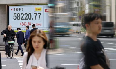 Fotografía tomada el 15/04/2026 que muestra a personas caminando en una calle de Tokio, Japón. EFE/EPA/FRANCK ROBICHON
