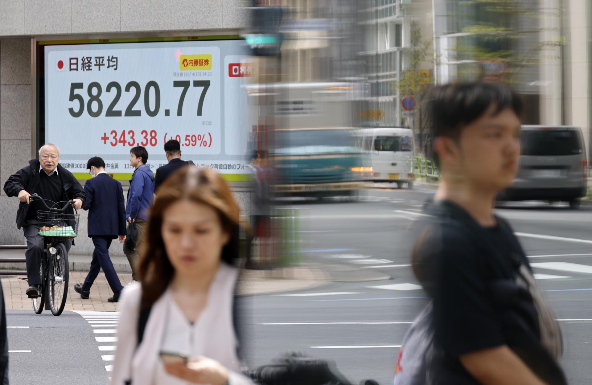 Fotografía tomada el 15/04/2026 que muestra a personas caminando en una calle de Tokio, Japón. EFE/EPA/FRANCK ROBICHON